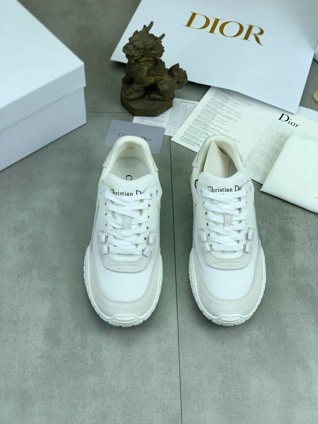 Men's men's shoes P560 new Dior Tech sneakers 2026 early spring series new products, with fashionable details, highlighting retro aesthetics. The light beige anti-suede cow leather upper is spliced ​​with apricot transparent mesh fabric on the side. The upper window edge is adhered with high-frequency flat ironing and back-pressure. It replicates the original craftsmanship, making it beautiful and comfortable without falling off. The interior is made of sheep lining of the same color and is soft and comfortable. The heel and tongue are embellished with the Paris logo. The textured TPU soles with the same color logo. The high-end version is exquisitely packaged with an airplane box, adding to the high-end style. Color: 4️⃣colors available Size: Female 35-41 Male 39-46